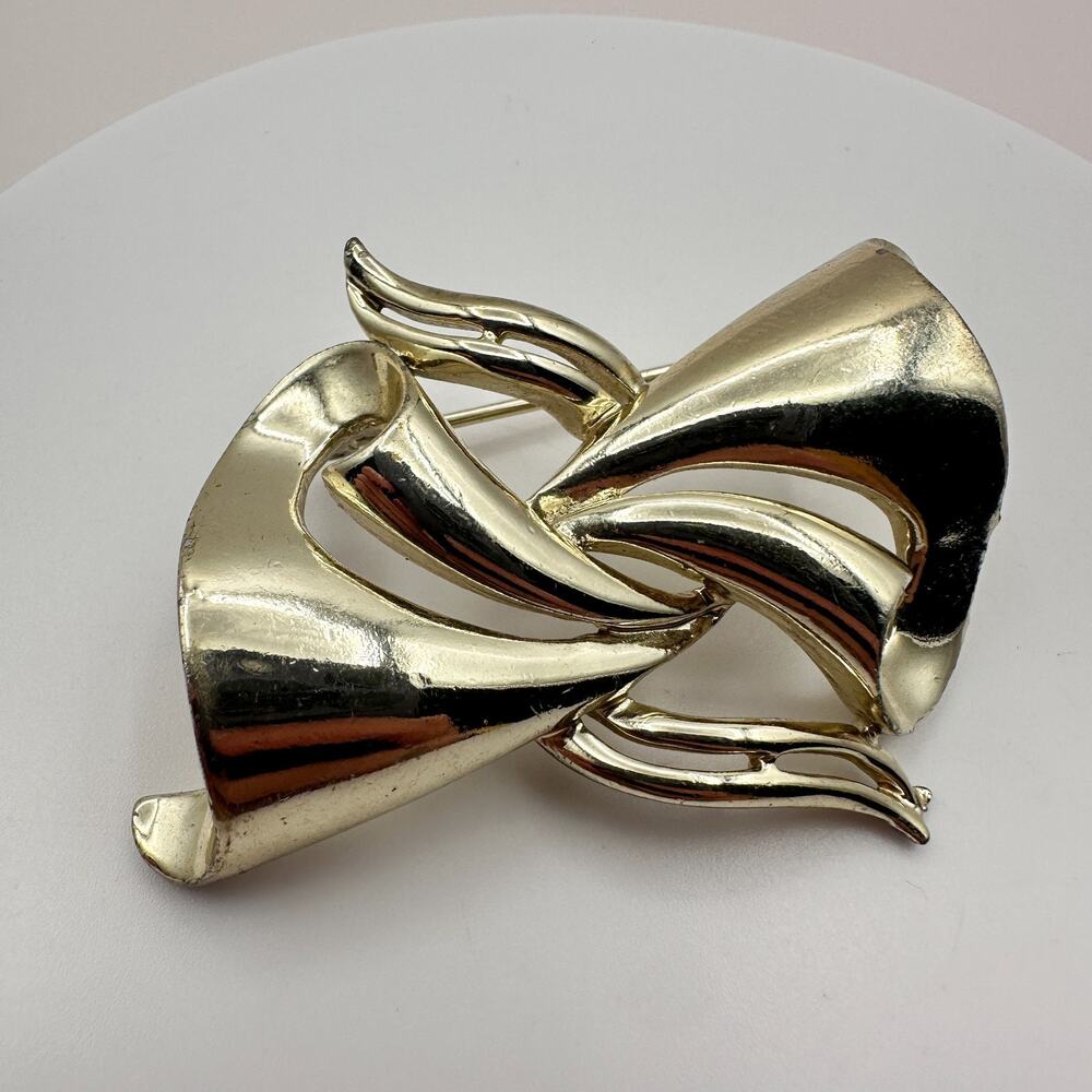 Vintage 60s Gold Tone Abstract Ribbon Swirl Brooch Modernist Statement Jewelry